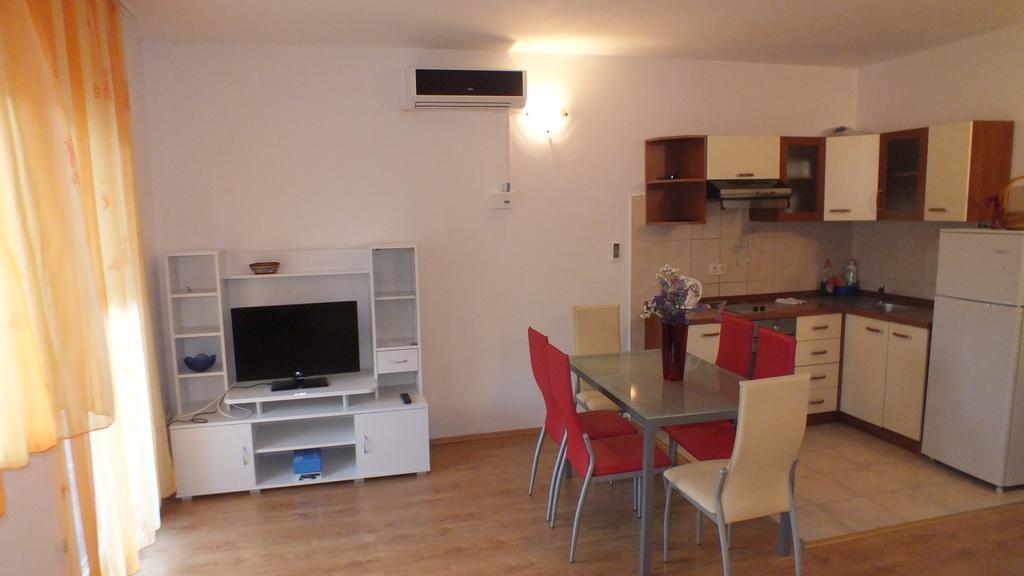 Apartment Perica Omis Exterior photo